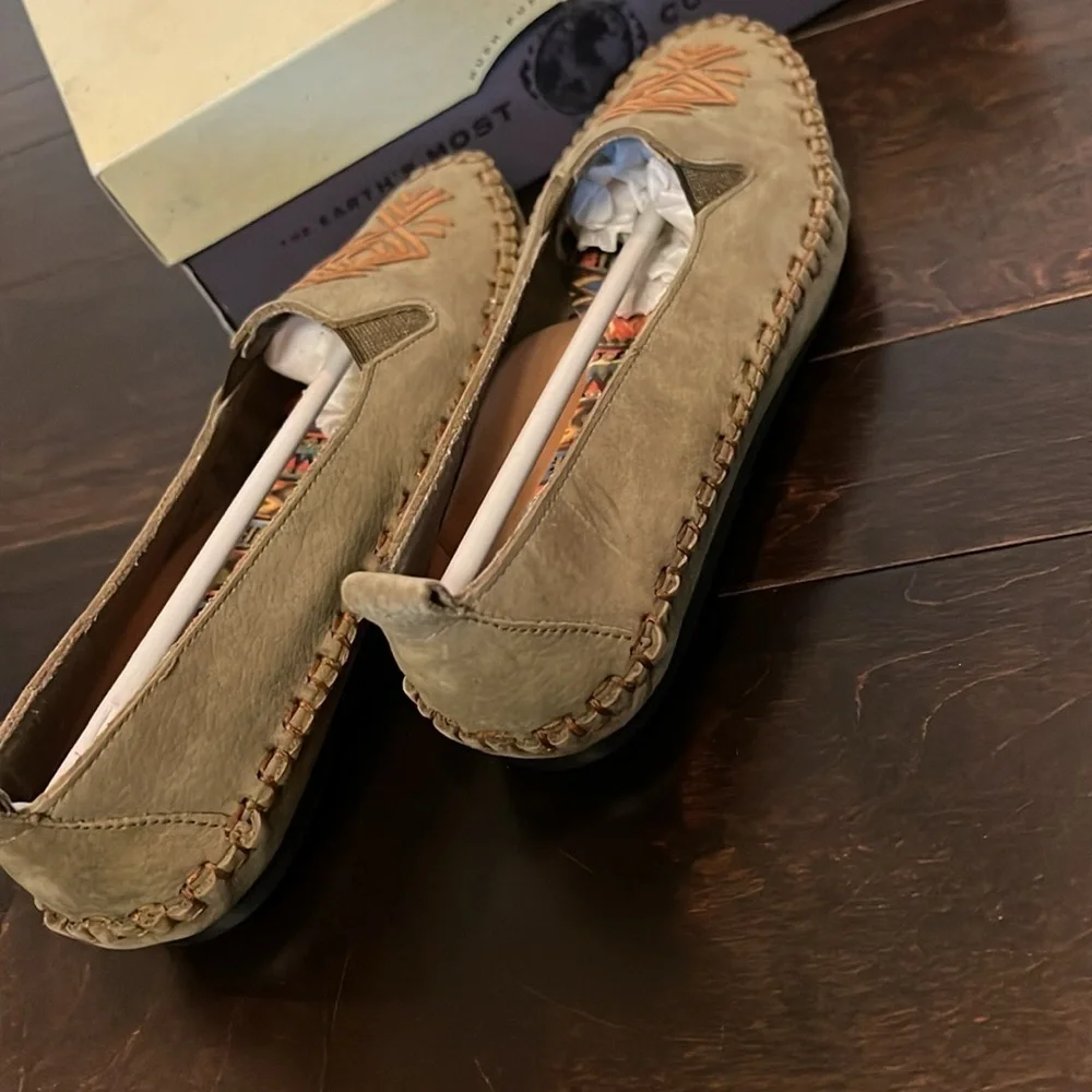 Hush Puppies Olive leather loafer NIB 7